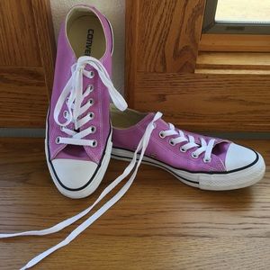 Converse tennis shoes